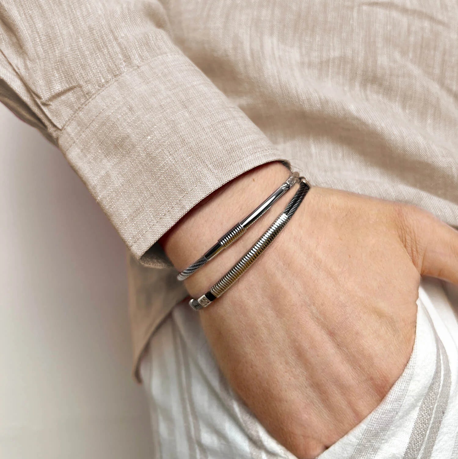 Placa metálica negra y muelle