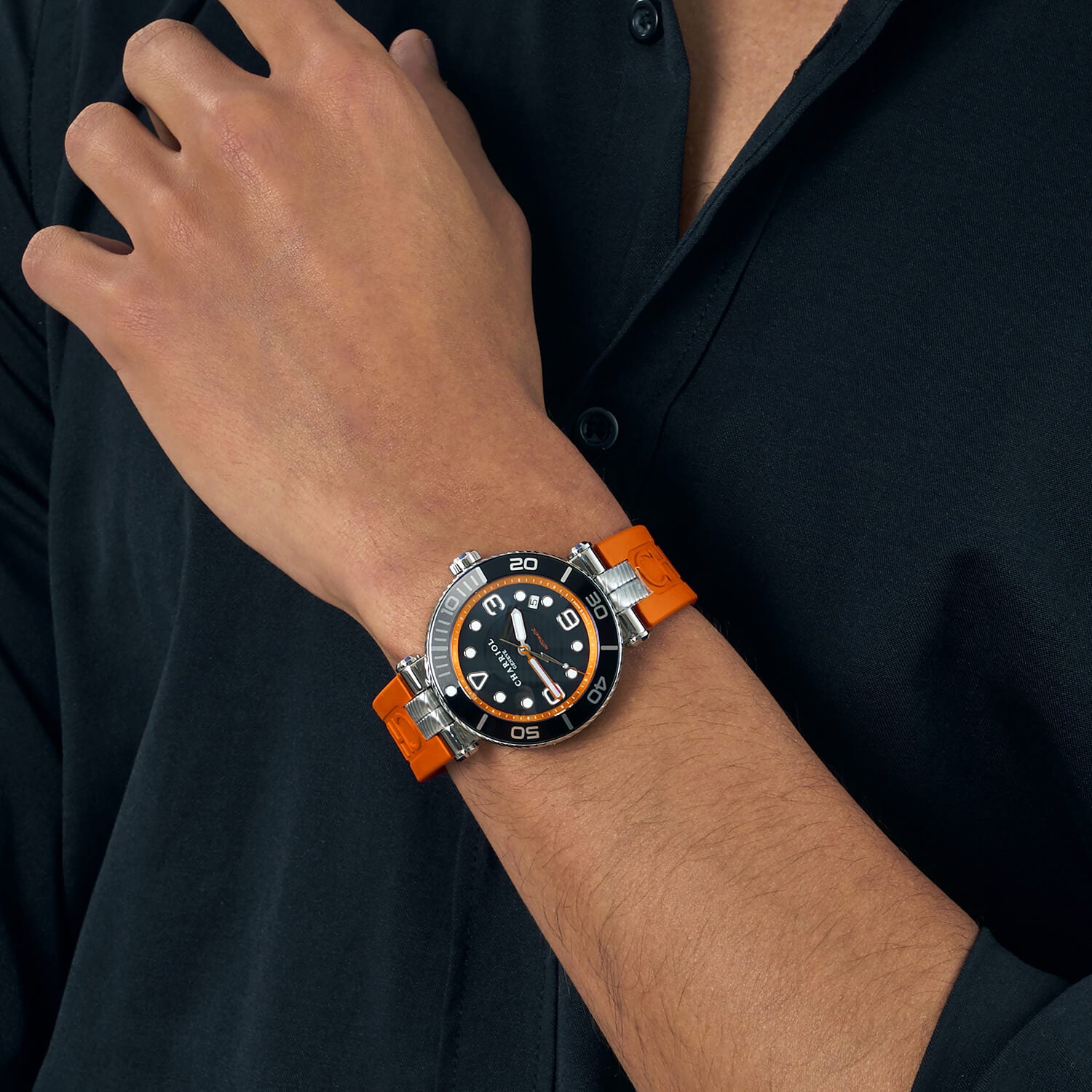 NAVIGATOR SURF, 41MM, CALIBRE AUTOMÁTICO, ESFERA LUMINOVA NEGRA, BISEL NEGRO Y PLATA, PULSERA INTERCAMBIABLE DE GOMA NARANJA - © 2024 Charriol - Watch