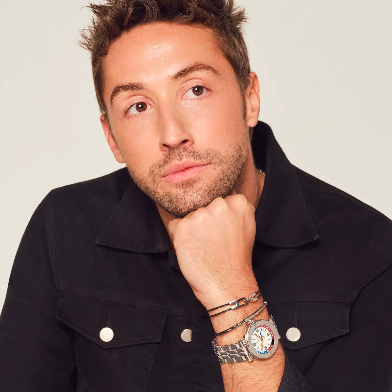 NAVIGATOR SURF GMT, 41MM, CALIBRE AUTOMÁTICO, ESFERA BLANCA, BISEL DE 6 TORNILLOS, PULSERA INTERCAMBIABLE DE ACERO - Charriol Geneve - Relojes