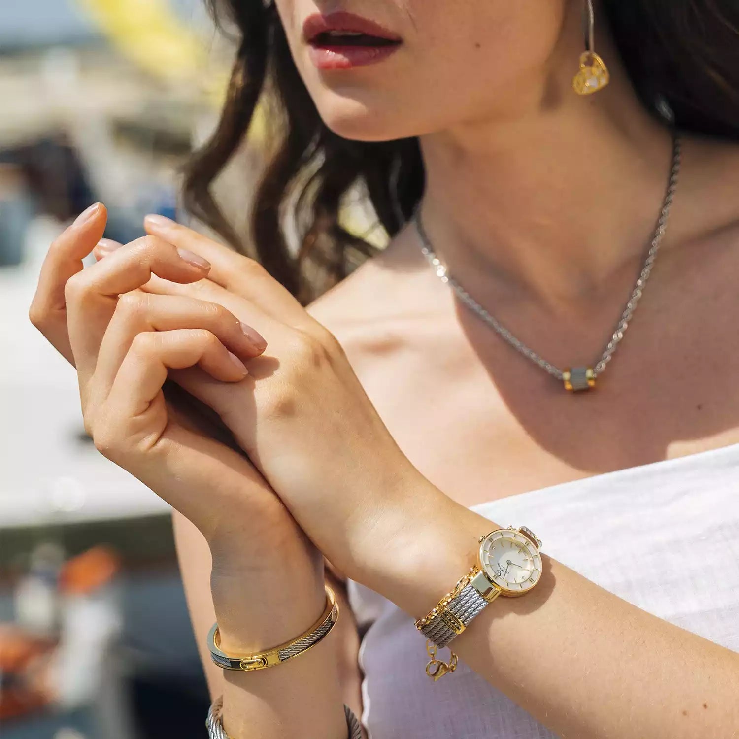 ST TROPEZ, 25MM, CALIBRE CUARZO, DIALLA MADRE DE PERLA CON 2 DIAMANTES, BISEL MADRE DE PERLA, PULSERA DE CABLE DE ACERO - Charriol Geneve - Relojes