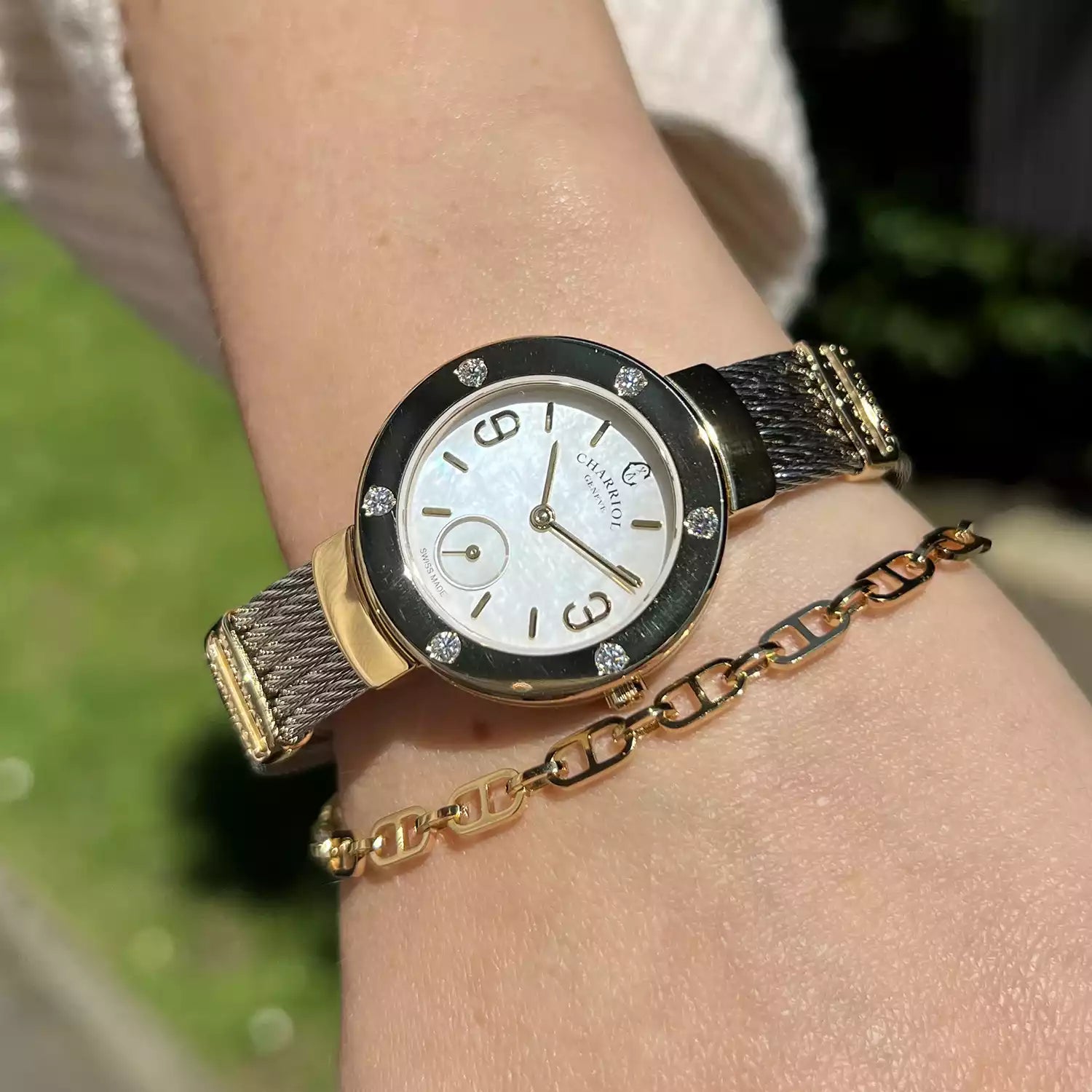 ST TROPEZ, 30MM, CALIBRE CUARZO, ESFERA MADREPERLA, PVD ORO AMARILLO CON 6 DIAMANTES, PULSERA DE CABLE DE ACERO - Charriol Geneve - Relojes