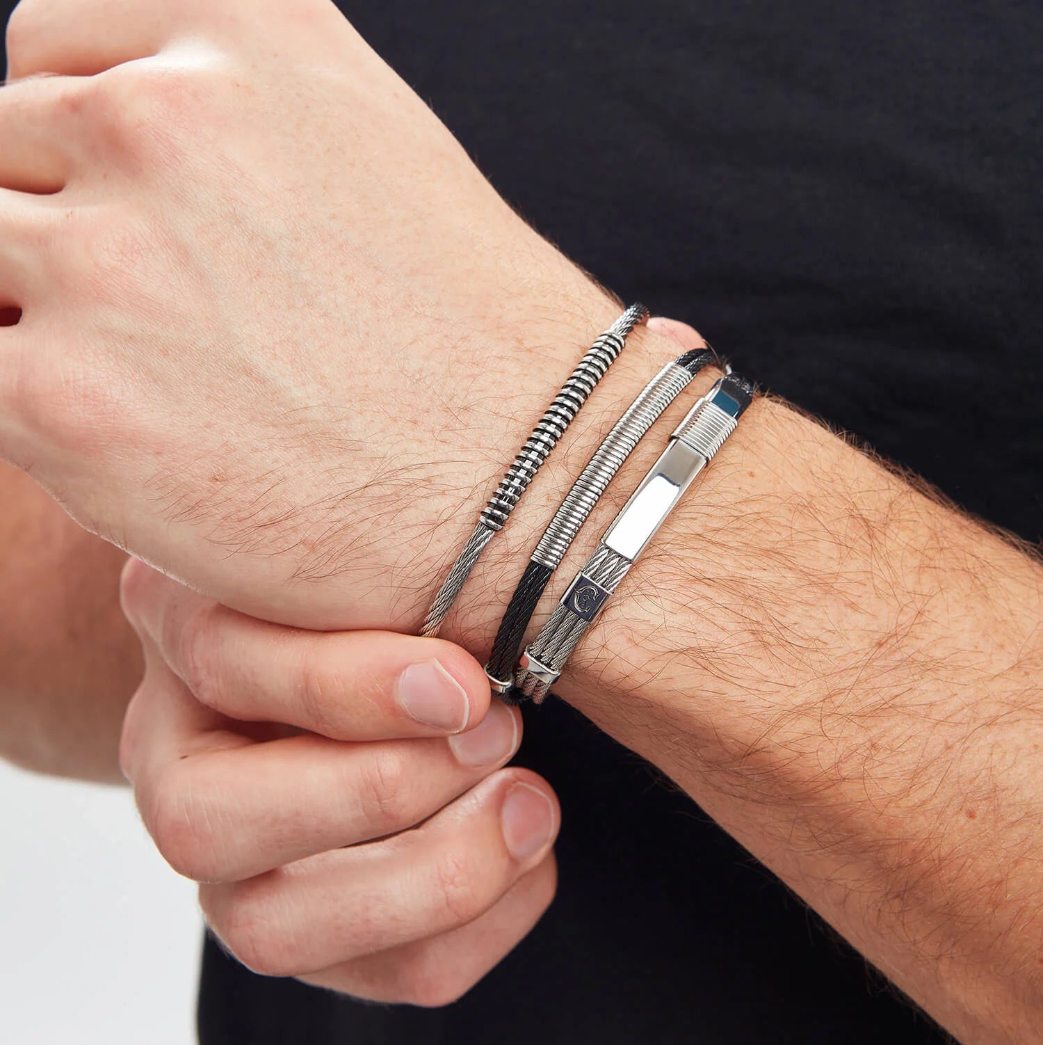 Placa metálica negra y muelle