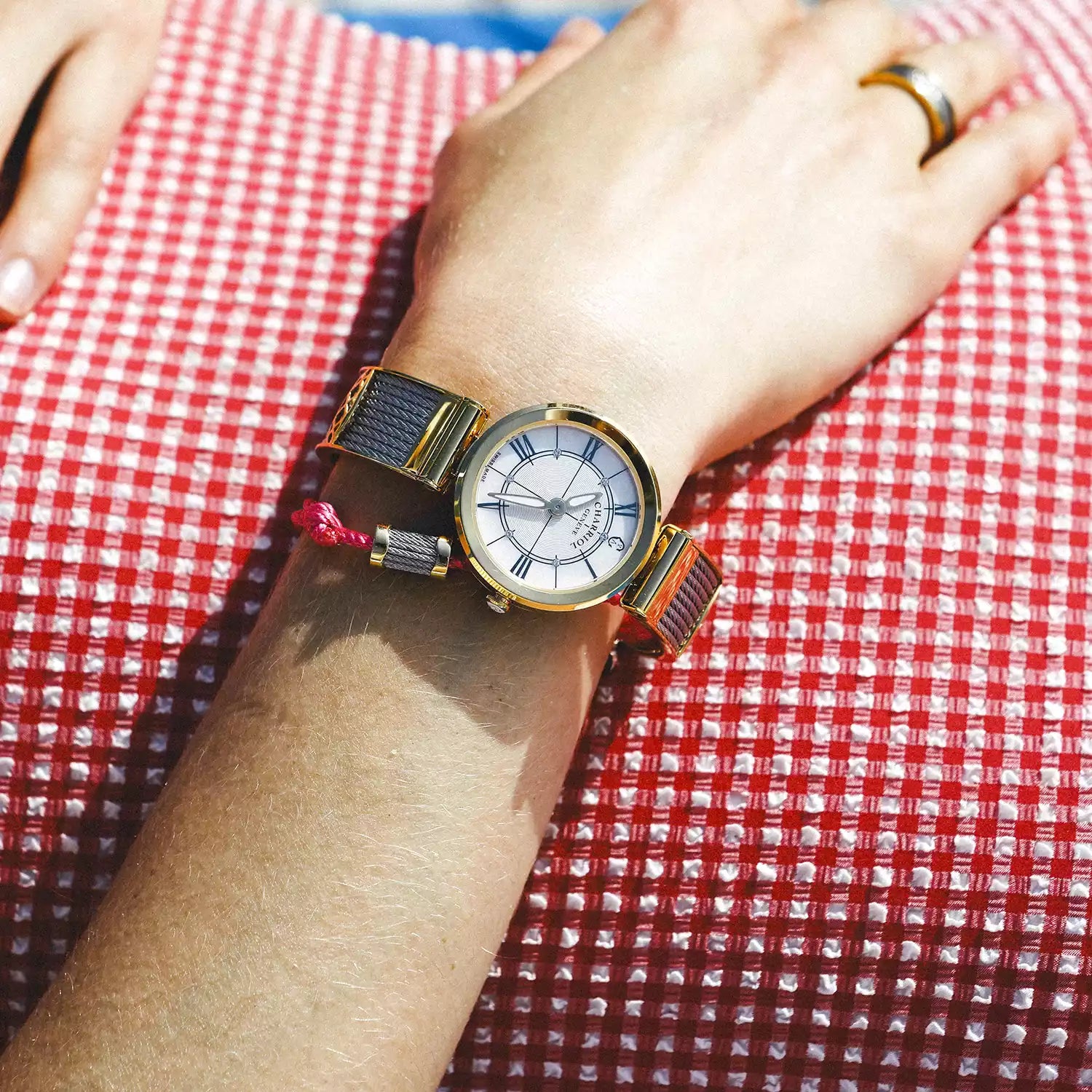 FOREVER, 32MM, CALIBRE CUARZO, DIAL DE PERLA MADRE, BISEL PVD ORO AMARILLO, PULSERA DE CABLE DE ACERO - Charriol Geneve - Watch