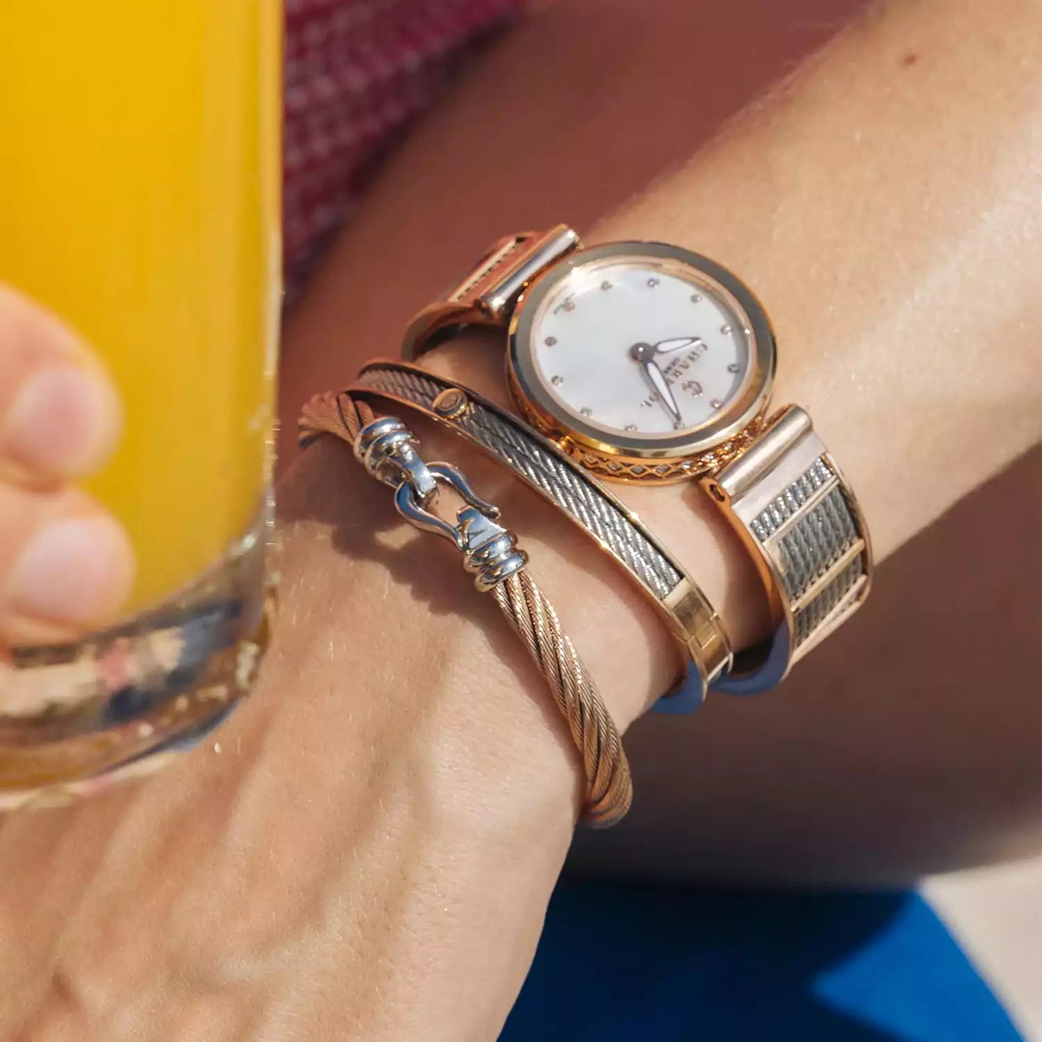 FOREVER YOURS, 32MM, CUARZO CALIBRE, PERLA MADRE CON 12 DIAMANTES DIAL, ORO ROSA PVD BEZEL, PULSERA DE ACERO - Charriol Geneve - Watch