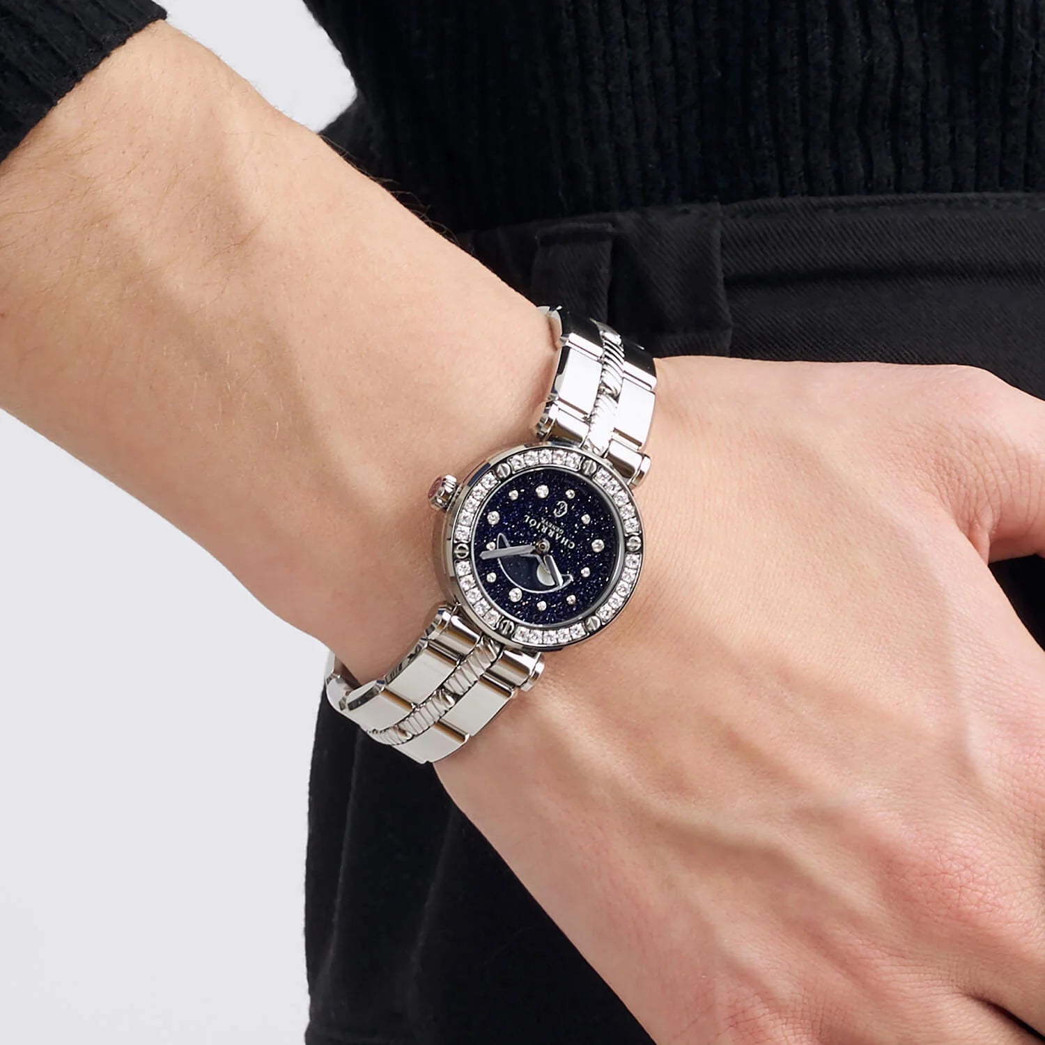 NAVIGATOR CRUISE, 28MM, CALIBRE CUARZO LUNAFASE, IMPRESO AVENTURINA CON 12 DIAMANTES DIAL, ACERO CON 30 DIAMANTES CON 6 TORNILLOS BEZEL, PULSERA DE METAL INTERCAMBIABLE - © 2024 Charriol - Reloj