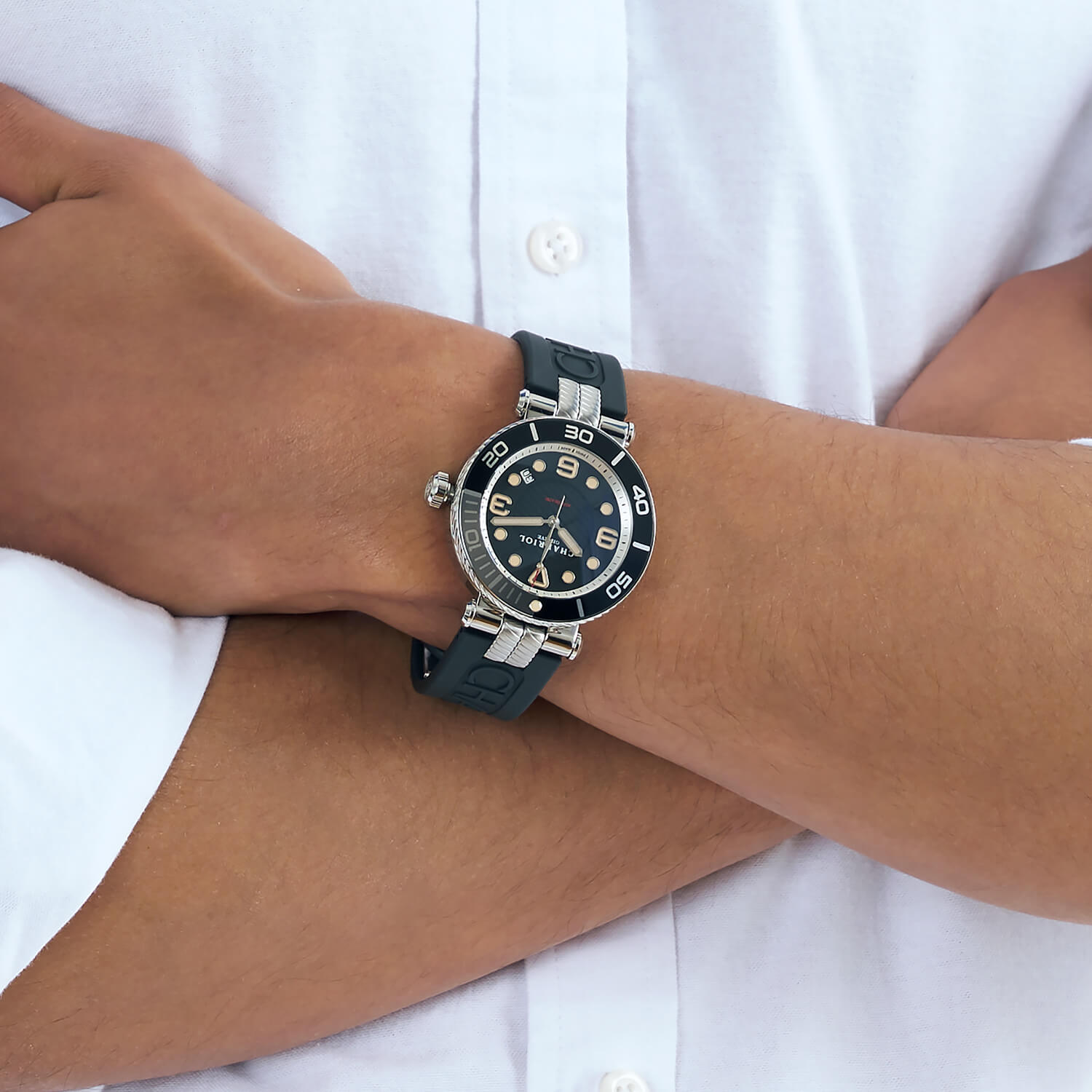 NAVIGATOR SURF, 41MM, CALIBRE AUTOMÁTICO, ESFERA LUMINOVA NEGRA Y PLATA, BISEL UNIDIRECCIONAL NEGRO Y PLATA, PULSERA INTERCAMBIABLE DE GOMA NEGRA - © 2024 Charriol - Relojes