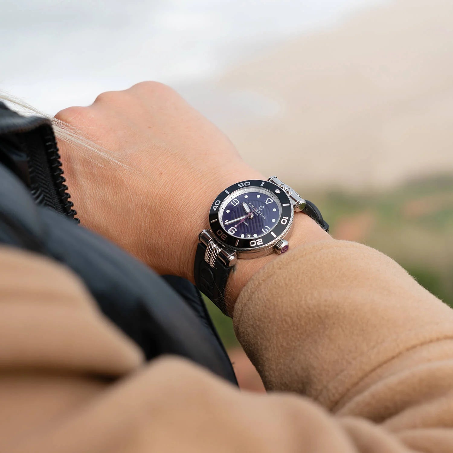 NAVIGATOR SURF, 36 MM, CALIBRE AUTOMÁTICO, NEGRO CON BISEL DE 1 DIAMANTE, ESFERA MORADA, BRAZALETE INTERCAMBIABLE DE CAUCHO NEGRO