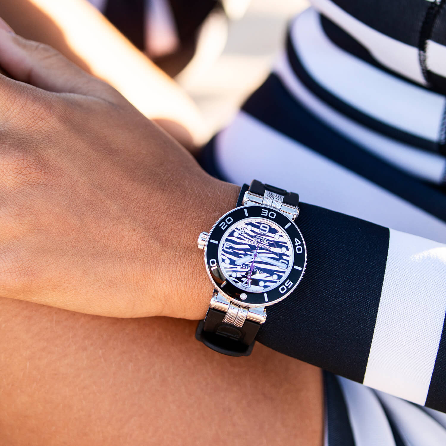 NAVIGATOR SURF, 36MM, CALIBRE AUTOMÁTICO, ESFERA TIBURÓN, NEGRO CON 1 DIAMANTE, PULSERA INTERCAMBIABLE DE GOMA NEGRA - © 2024 Charriol - Relojes